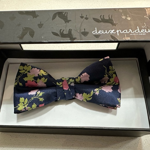 Deux par deux childrens bow tie floral print EUC in box - Picture 5 of 9